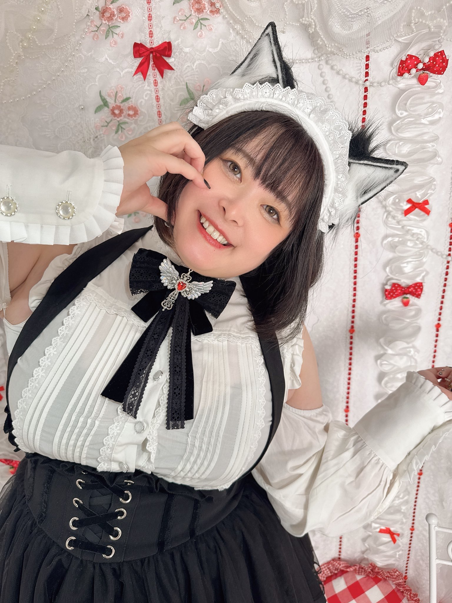 很甜美的大姐姐。大码真的没货了目前胸围100以内穿小码就可以 