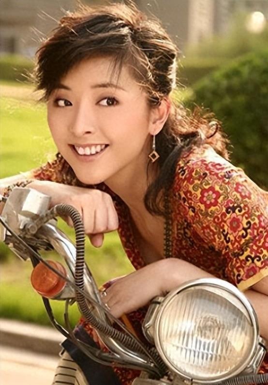 黄小蕾的演艺之路真的是把“不设限”三个字焊在自己职业轨迹里了。
刚出道的时候她在