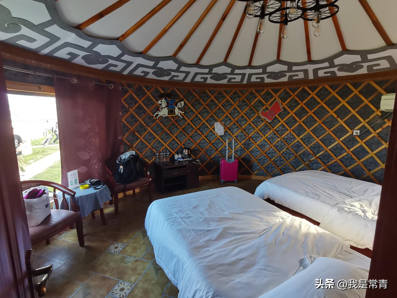 住进草原上的蒙古包酒店，推开门就是一望无际的旷野。
远离城市喧嚣，晚风、星空，还