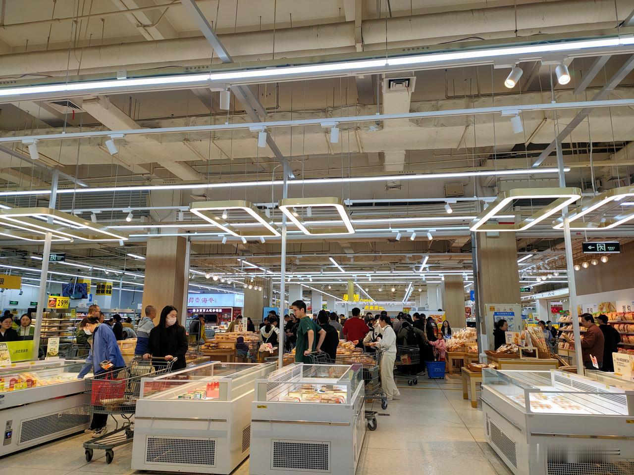 晒出你的本地生活 
头一回晚上8点左右到沃尔玛超市，这人多得很呐，旁边的售卖区却