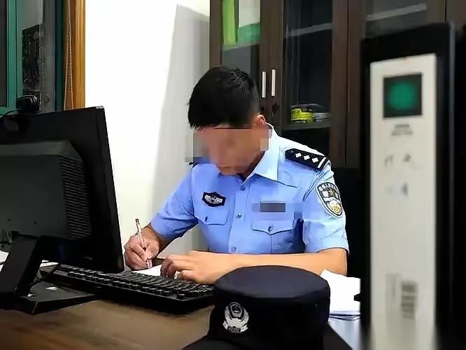 一个警察，隐瞒身份扮演了老太太12年已故的儿子。这谎言背后，却藏着特别让人心里暖