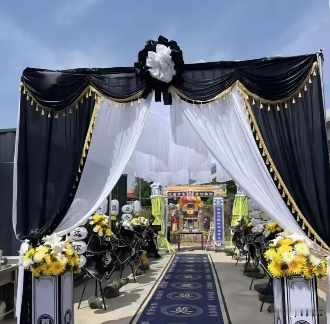 只要参加过白事，就会明白，遗体还躺着，还没火化。除了至亲，其他人，哪怕是亲侄子、