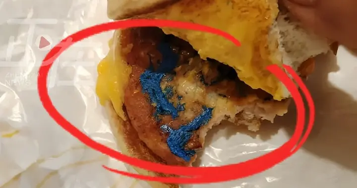 武汉一麦当劳汉堡肉饼吃出蓝色异物，门店回应：系员工蓝色手套受热融化粘在肉饼上