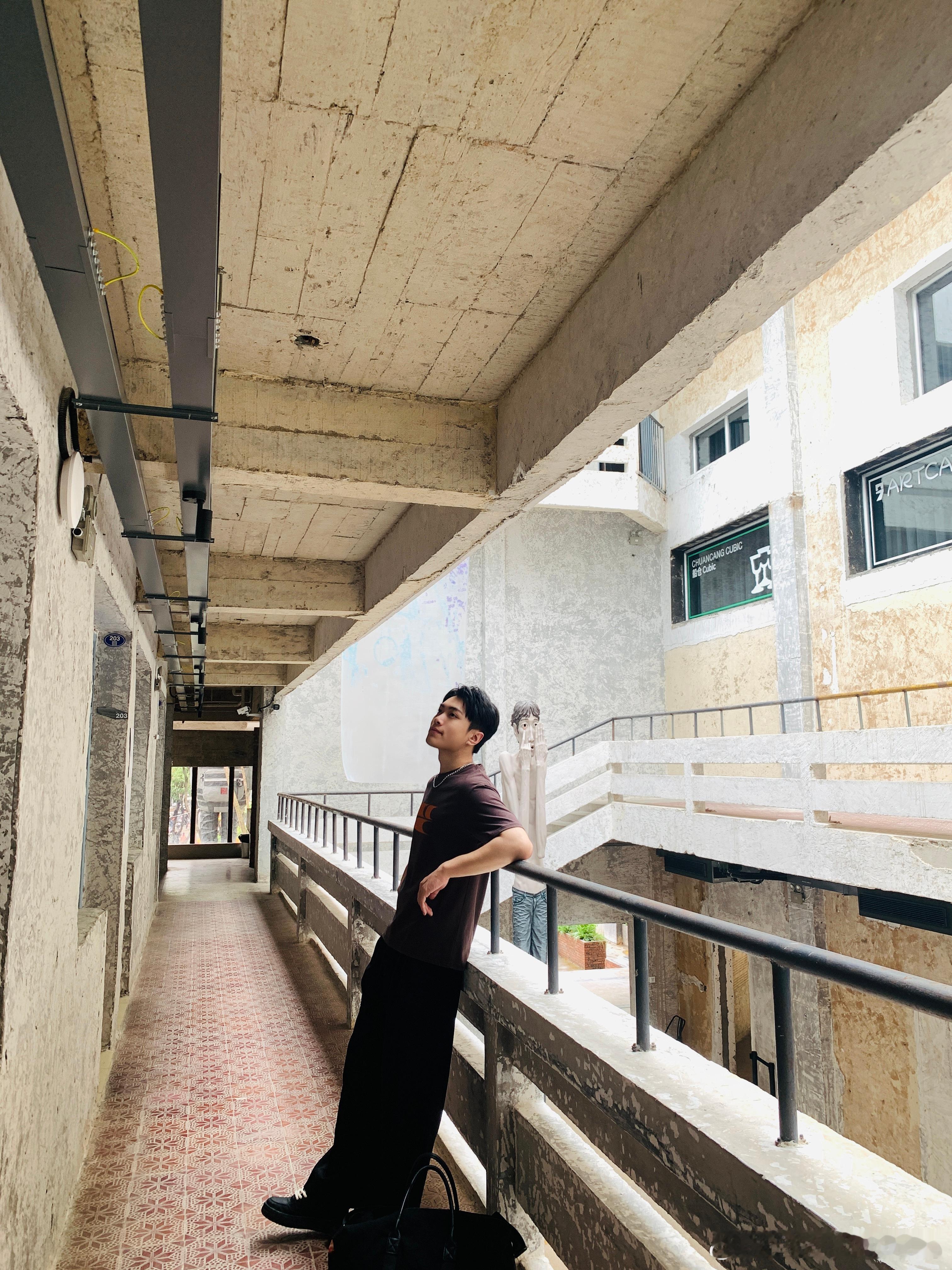 大学npc的校外生活belike街角巷尾 随性所至在城市的脉络里闲逛🚶在建筑里