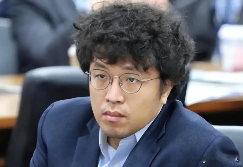 沈伯洋现在肯定害怕了，尤其是今天白所成等5人被判处死刑后，我估计对沈伯洋来说，威