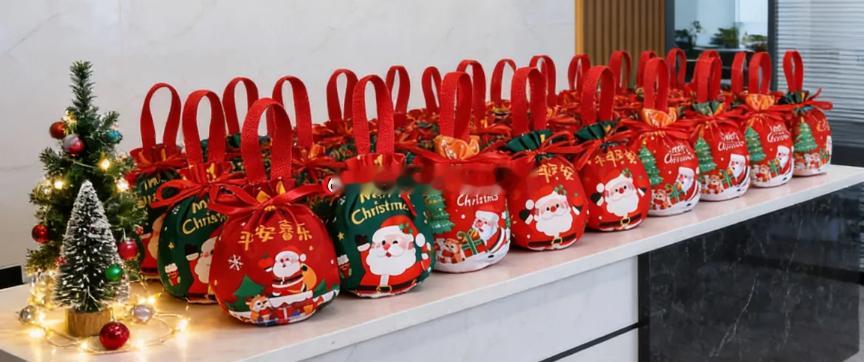 平安夜为团队的小伙伴们准备了一份礼物谁说金融人眼里只有K线？我们也有拆礼物的惊喜