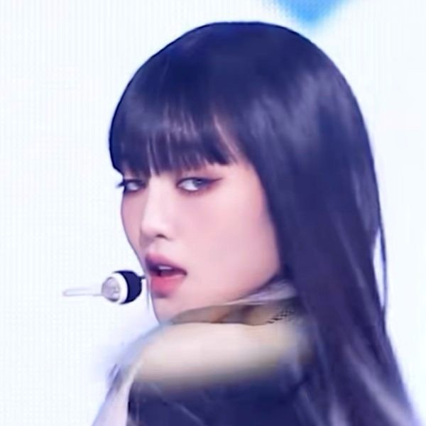 只有我一个人觉得金珍妮和金米妮长得很像吗？两个都姓金而且还都是妮妮，走的双生概念