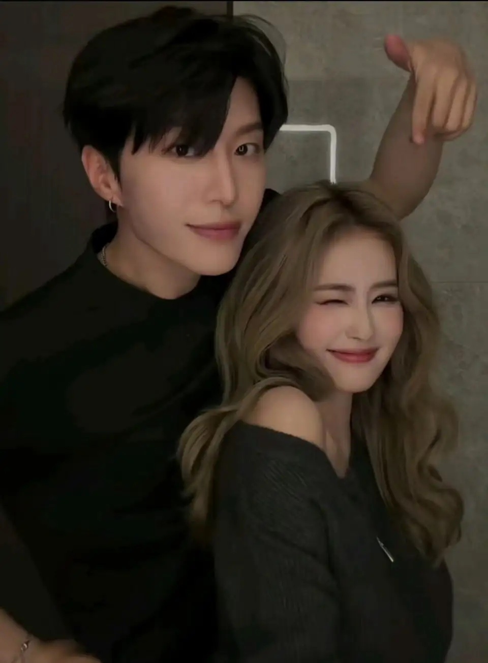 白鹿和范丞丞的黑色舞台造型也太抢眼了！两人一身全黑装扮，白鹿顶着一头黄发色，妆容