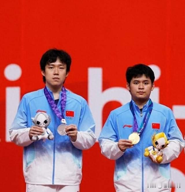 赢下亚运会男单金牌，林诗栋却在领奖台遭遇现场嘲讽