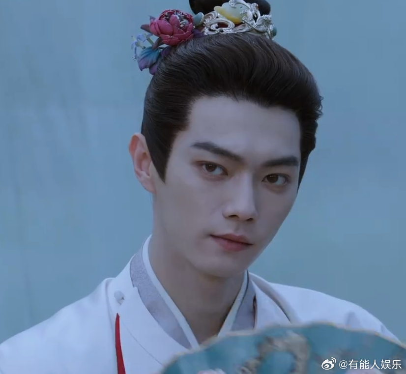 许凯演疯批对味了许凯一瓯春演疯批对味了，脸部染血，出手快准狠，好带感啊许凯簪花俏