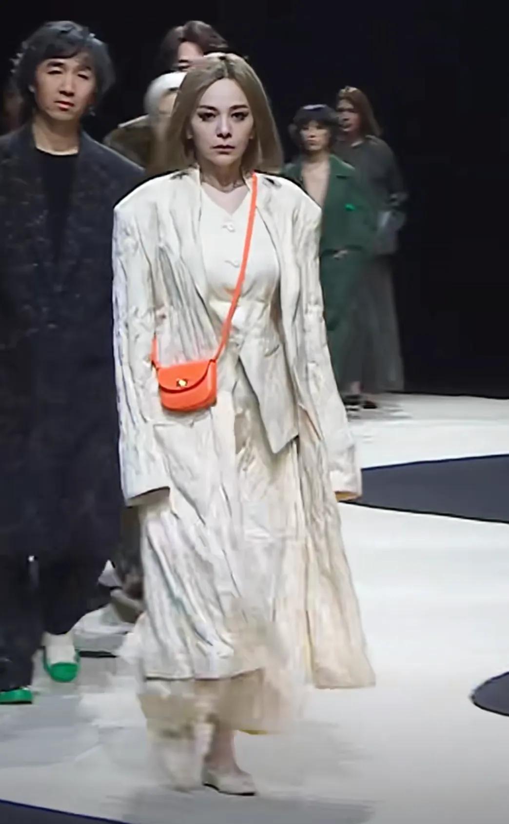 上海时装周看到了雪姨王琳走秀，她这个表情看着杀气腾腾的，看着太凶了，没有松弛感，