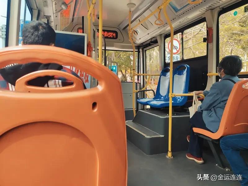 早高峰孕妇挤公交，让座问题真是个热议话题。多数人会让座，毕竟尊老爱幼是传统美德，