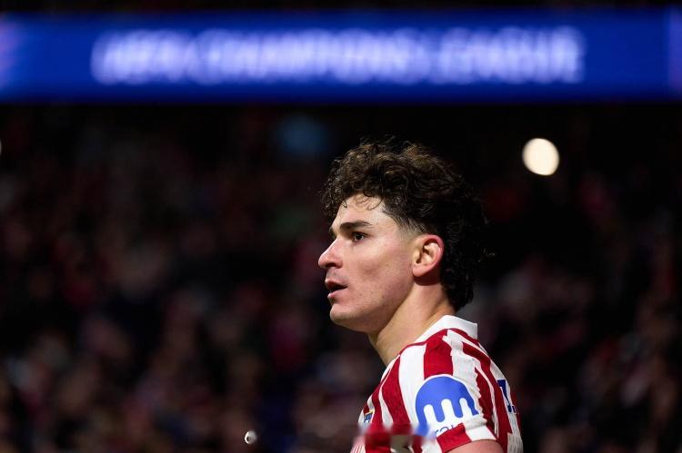 阿尔瓦雷斯转会巴萨近日，足坛传来重磅转会传闻，记者Hernán Castillo