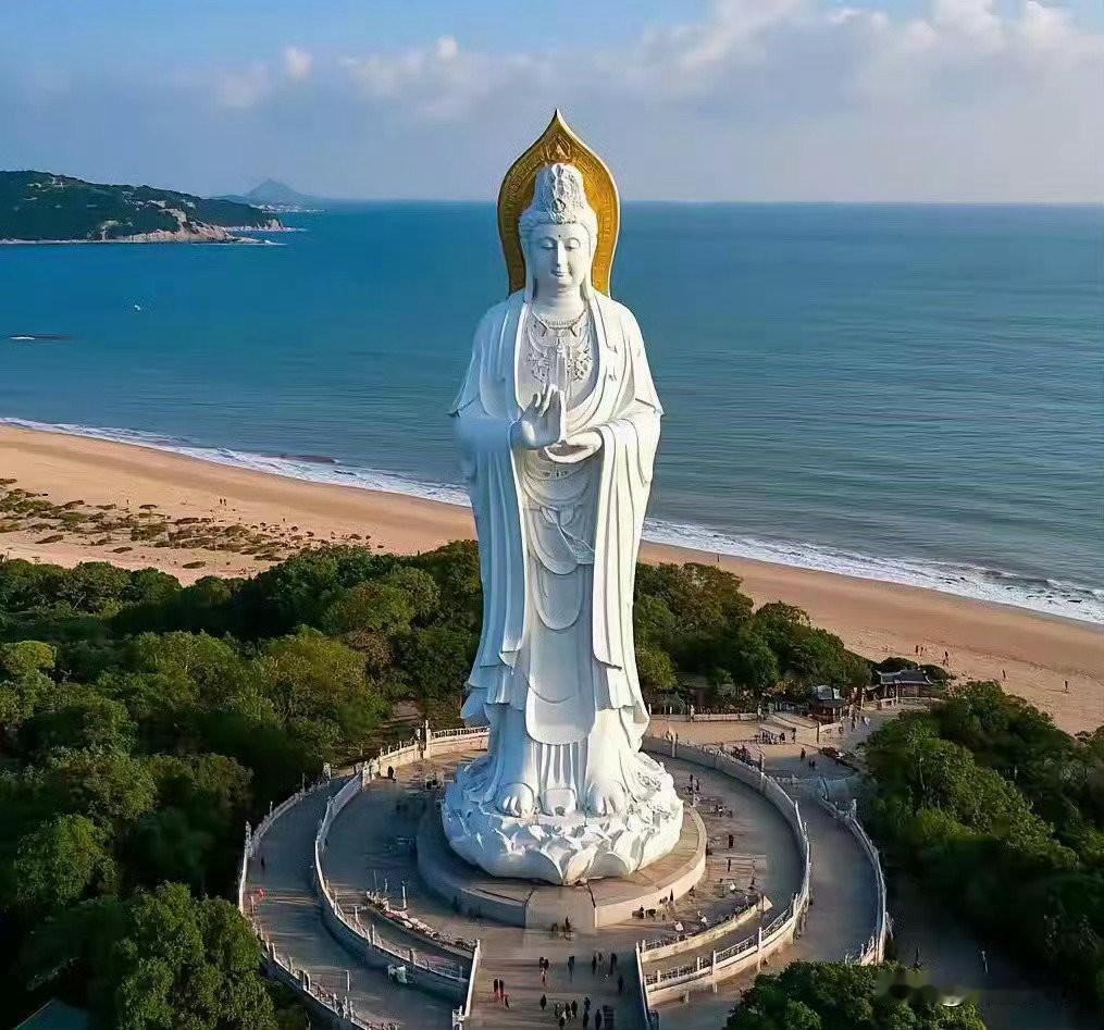 气场真的能悄悄改变一个人。
 
不管什么年纪的人，走进书香满溢的书房，心都会不自