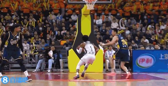 三秒搞定！广东上演极致攻防转换！
在今天CBA常规赛广东对阵南京的第一节比赛中，