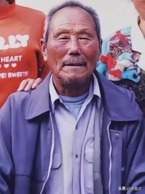 1950年，一名人高马大的土耳其士兵，见志愿军战士董明德筋疲力尽，便想趁机弄死董