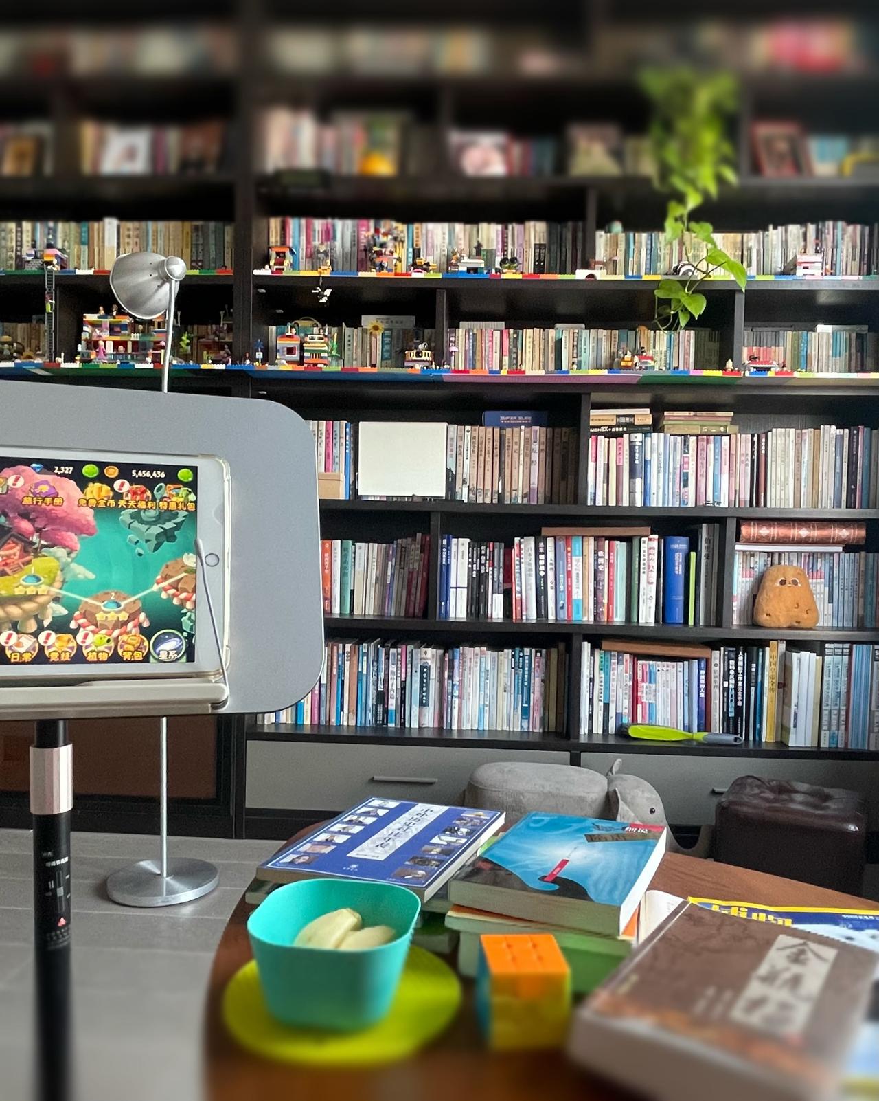 一是为了锻炼脑力，保持头脑清醒，保持正常的思维能力，不求老有所为，但求老而不蠢。