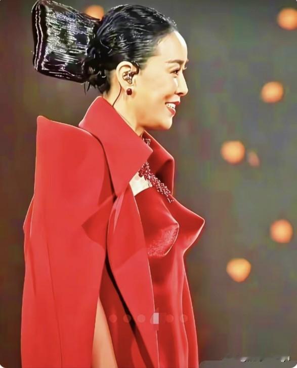 网上好多人吐槽那英演唱会这套红色造型，其实不能简单说丑或者好。

这种衣服走的是