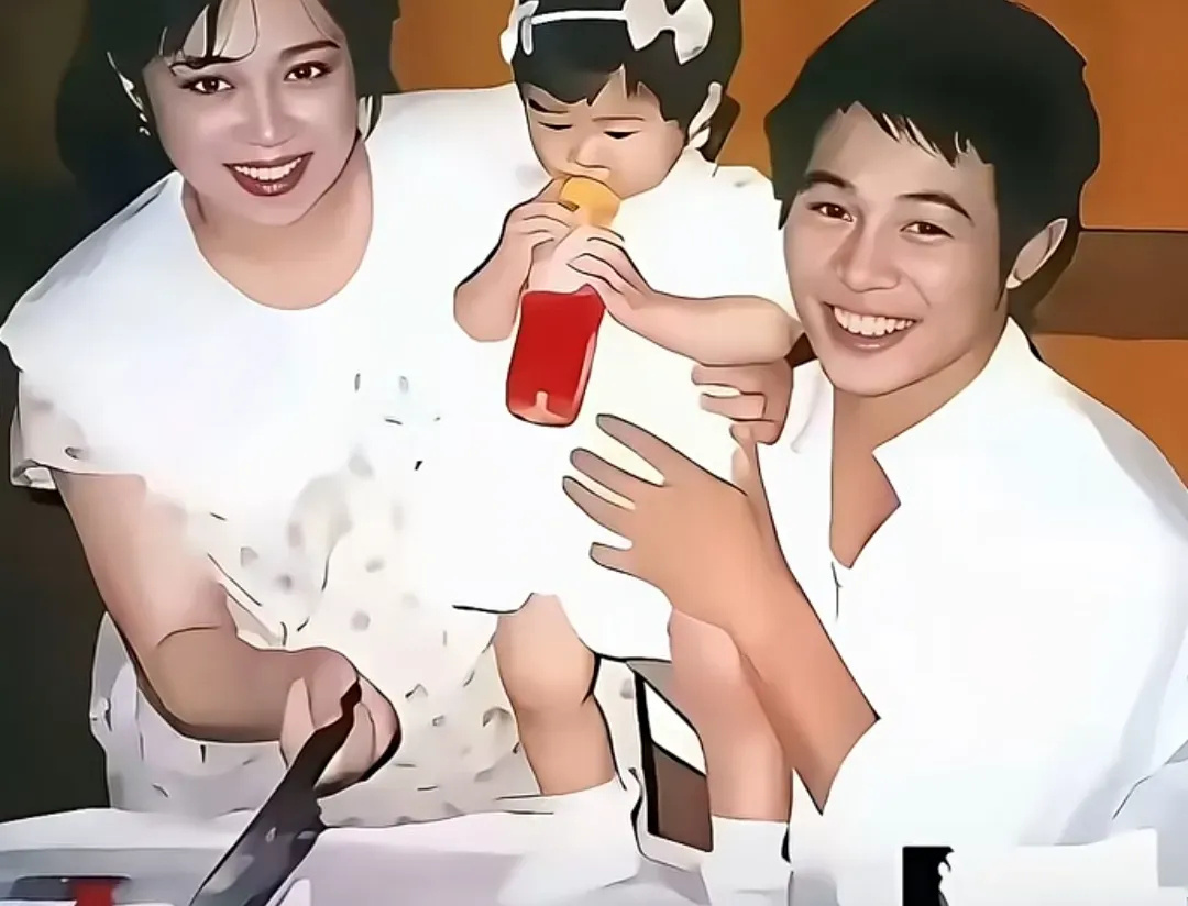 这是80年代末，李连杰与原配黄秋燕怀抱周岁女儿留影！ ​​​
