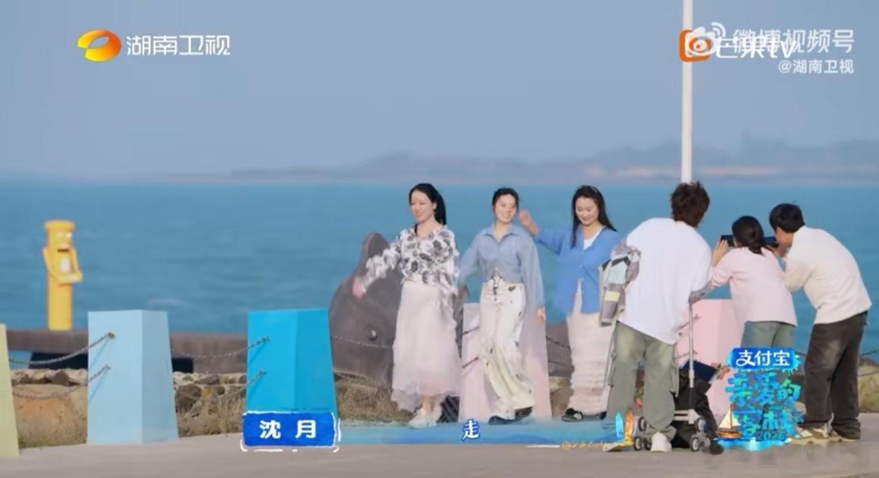 闺蜜出游的快乐谁懂！在亲爱的客栈，一起看风景，一起大笑。沈月镜头下的闺蜜亲爱的客