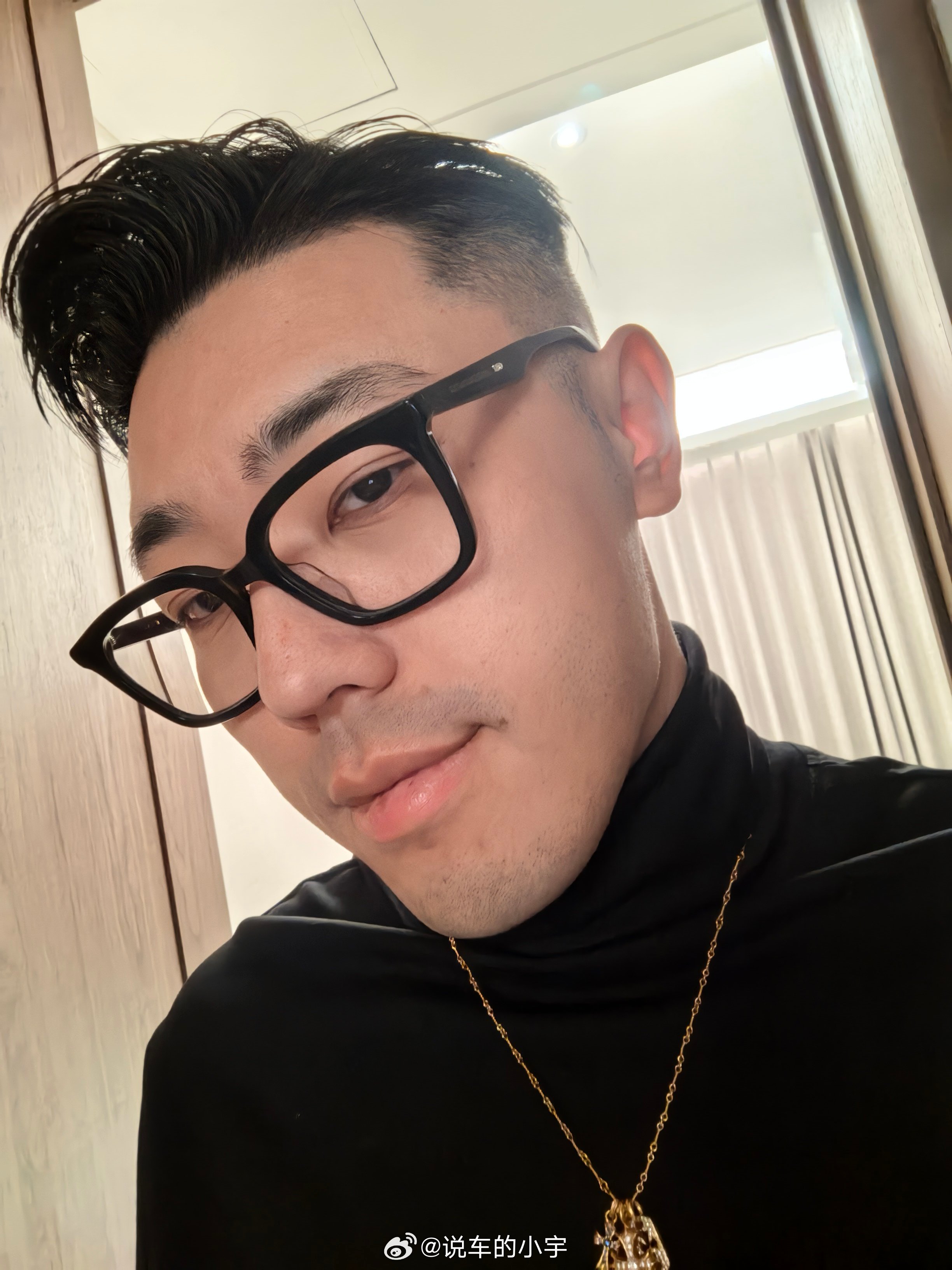 早呀，四月第一差！（黑框的才是小宇嘛，舒服多了）