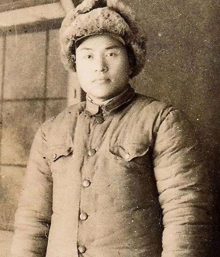 1942年，新四军独立旅一团侦察股长凌少农，私下向日本人购买布料，对方说:"你看