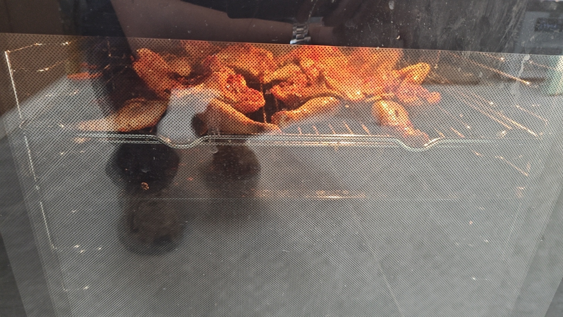 新一批葡式烤鸡已备好待烤，这次供货商失误把尺寸发大了一号，不过我不加价的，刚腌制