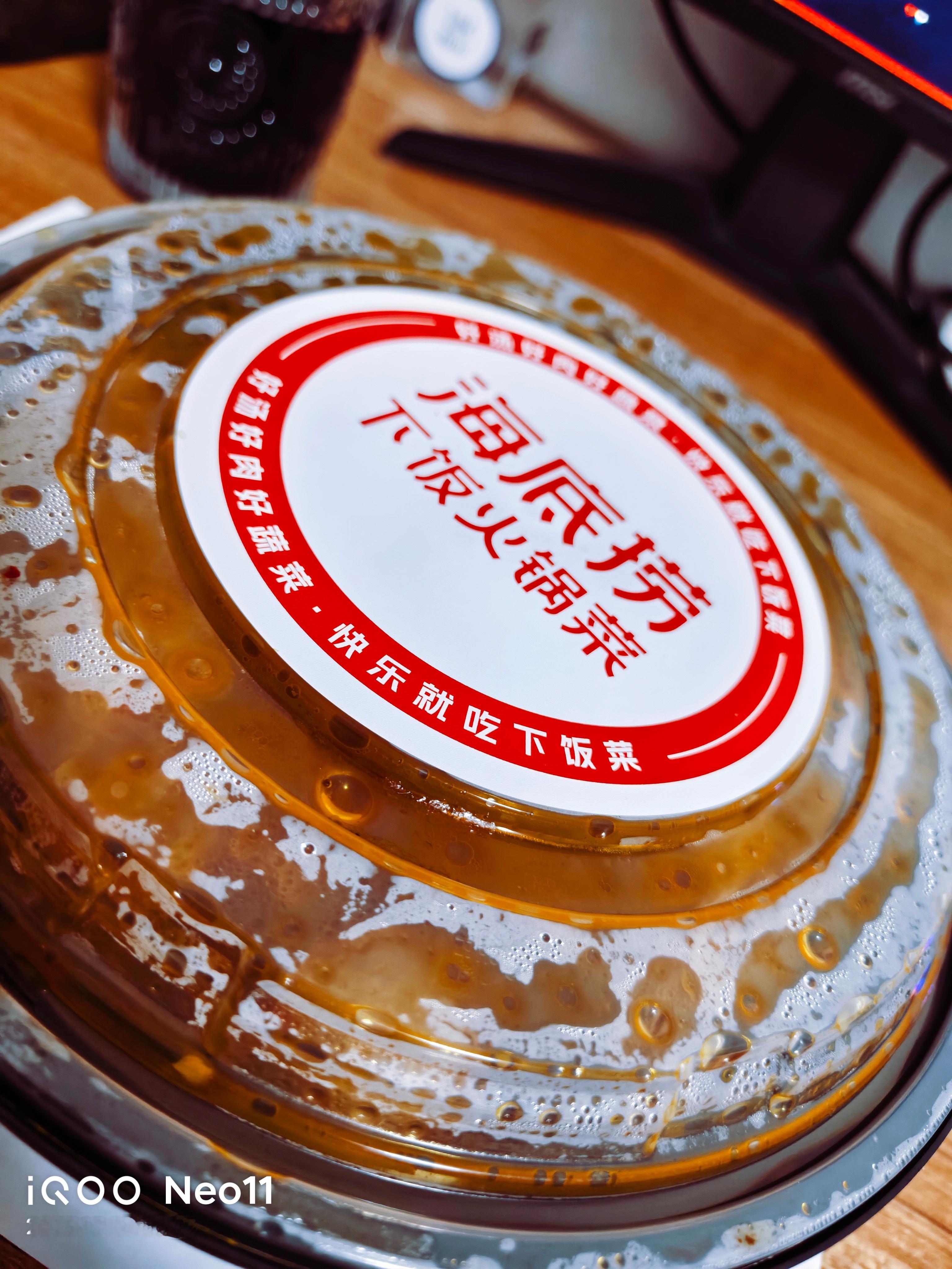 海底捞老早就出了麻辣烫，今天高低尝尝咸淡。选的经典汤底，整体感觉不咸，带微微的辣