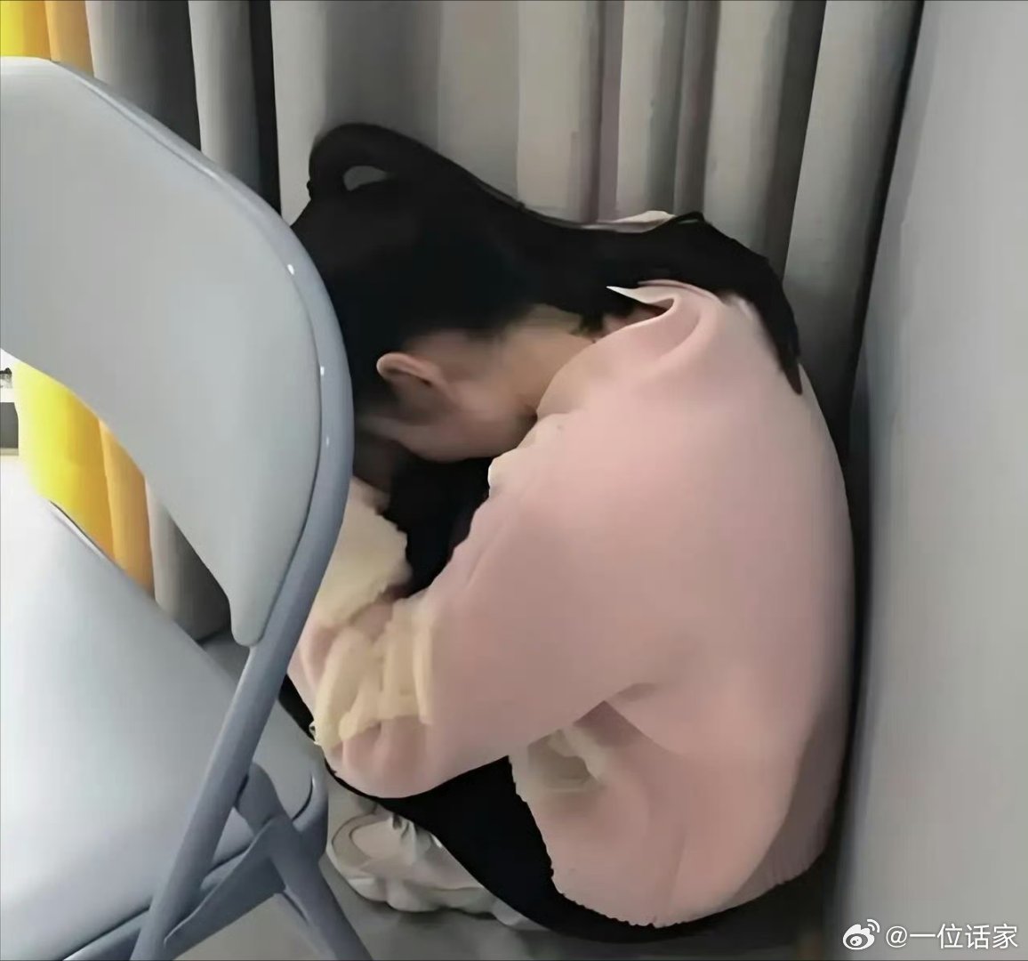 三天的高考已结束了，女儿回到家，一句话没说径直走向自己的房间，把门关上，晚上叫她