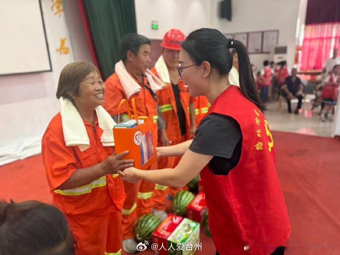 台州路桥萌娃志愿者为环卫工人送上夏日清凉 近日，台州路桥区路北街道铭泰社区联合南