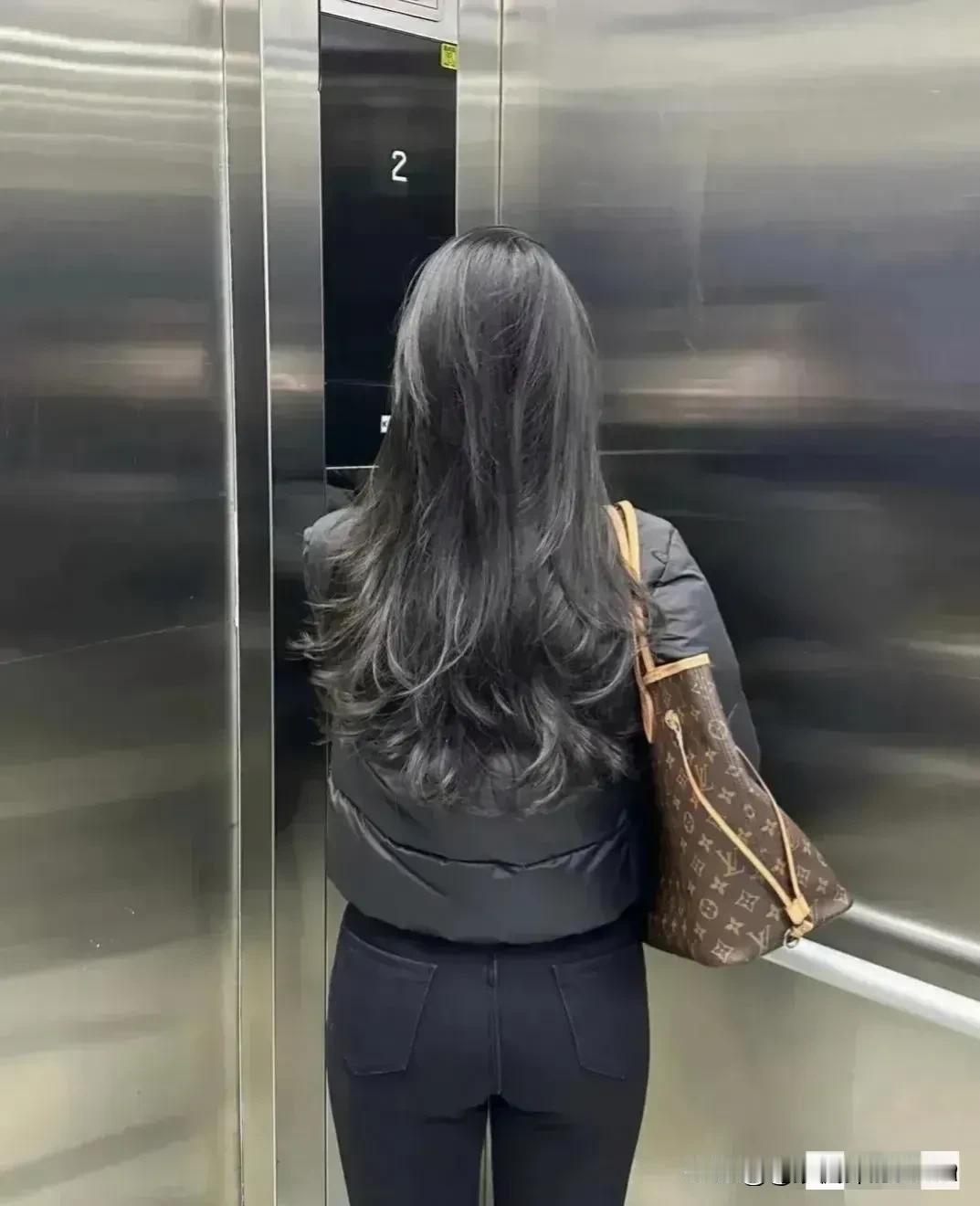 电梯门开，美女入帘幕。