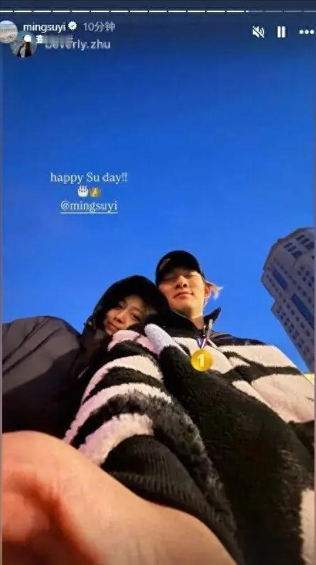 苏翊鸣夺金后火速官宣恋情，赛后甜蜜回复花滑运动员朱易。
他俩就这么大大方方地把喜