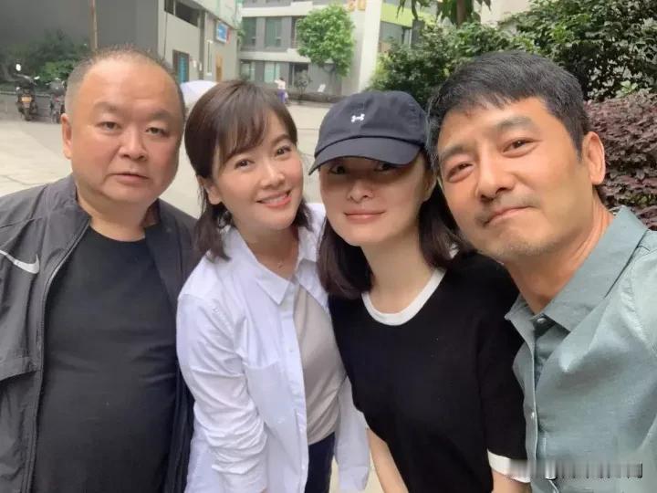 左小青和吴越，简直就是冻龄女神，不结婚真的老的慢；再看郭晓冬，也不显老，因为家里