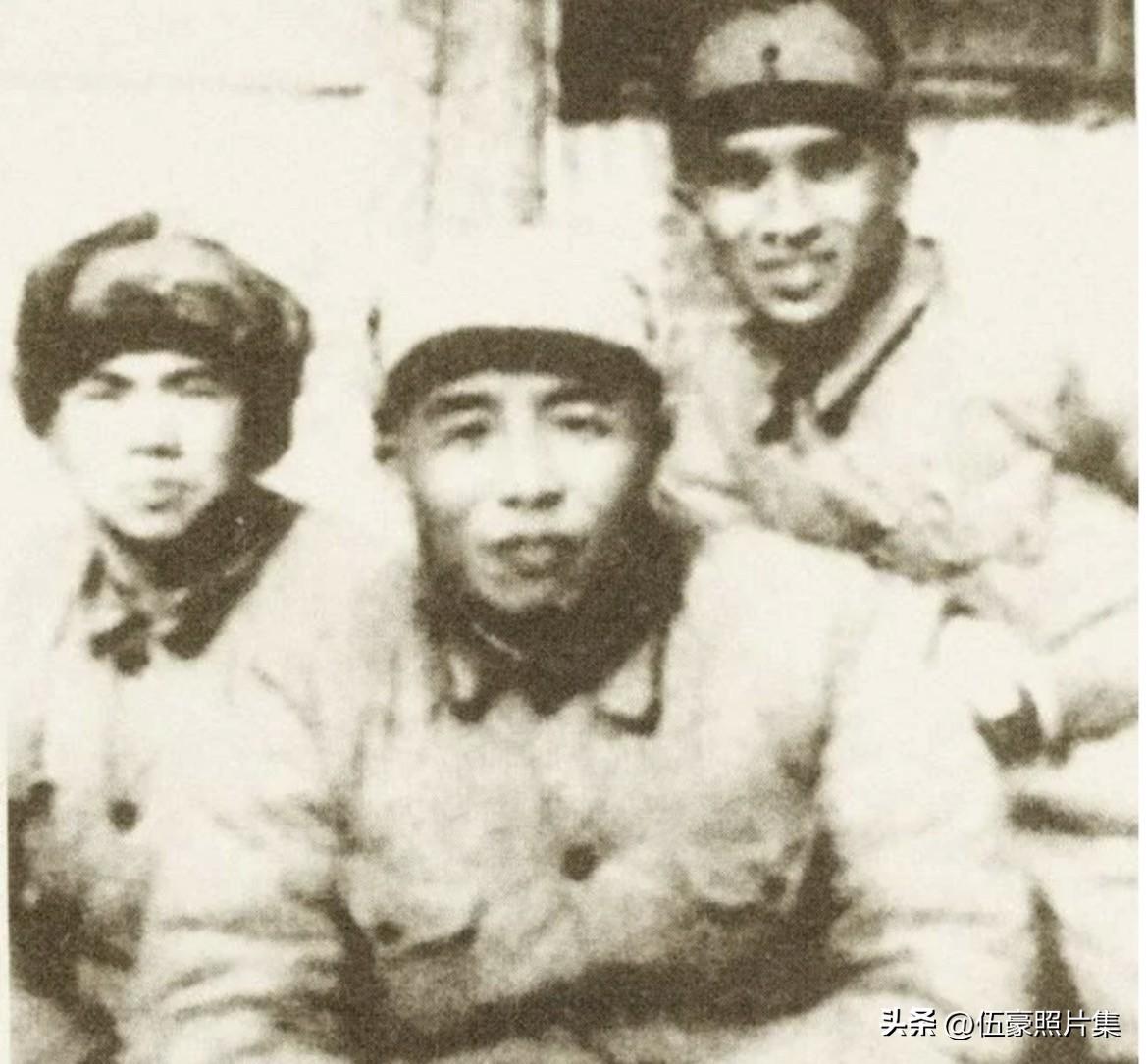 1948年，在华东野战军十纵司令部合影，左起：作战处长李进、司令员宋时轮、参谋长