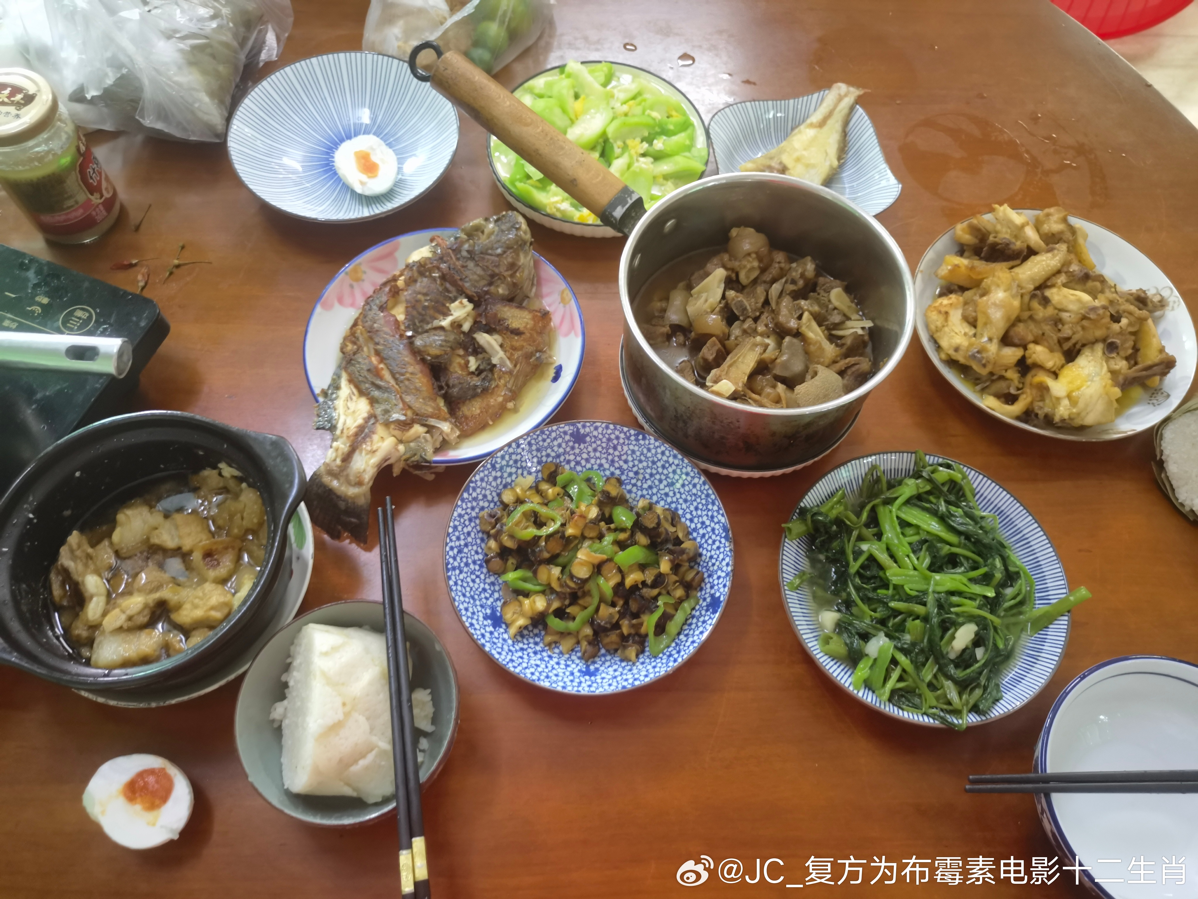我跟蔡老师说，不是为了招待你才这么隆重的，我们每天都要这么吃，我爸不会做只会说，