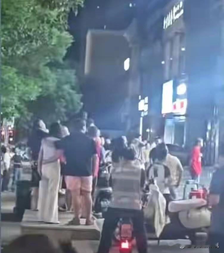 太过分！四川南充，某小区楼下底商是开餐饮店的，晚上店外有几桌客人在喝酒吃饭。可能