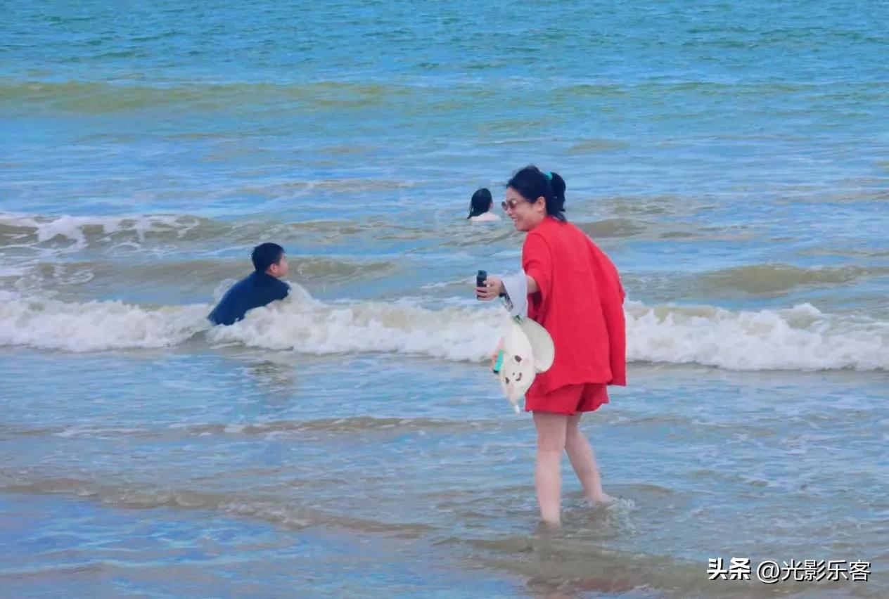 今天是阴历六月三十，海里的浪比较大，但也挡不住勇敢的人下海经风雨见世面。暑假带孩