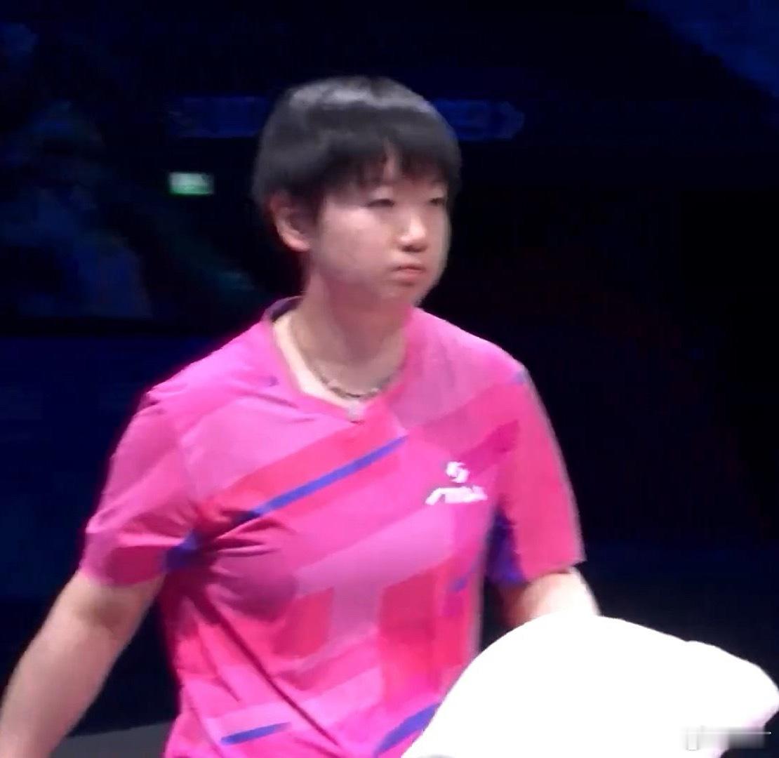 莎莎今天穿的粉色战袍出战，出场顺序如下↓第二盘：孙颖莎VS范思琦第四盘：孙颖莎V