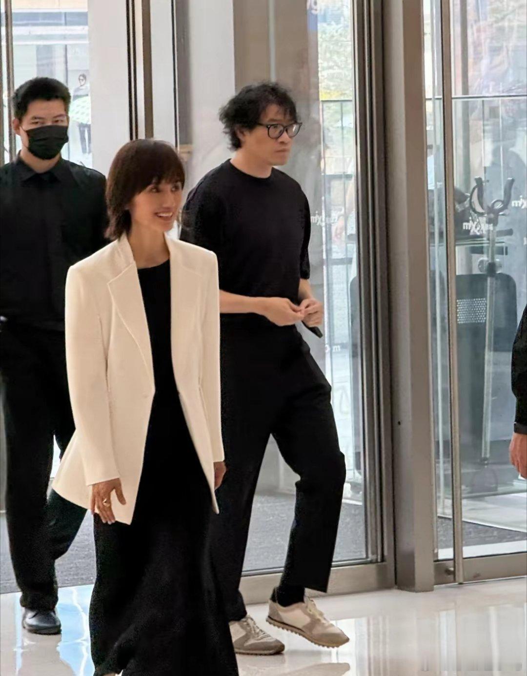 47岁袁泉现身成都万象城，一袭黑裙优雅迷人，化了淡妆也超美 ​​​