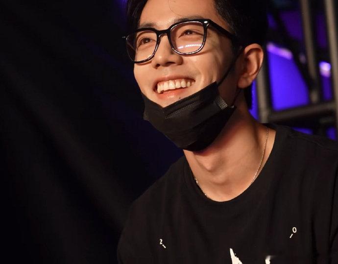 肖战我追星belike 肖战看孙燕姿演唱会嘴角没下来过 肖战我追星belike，