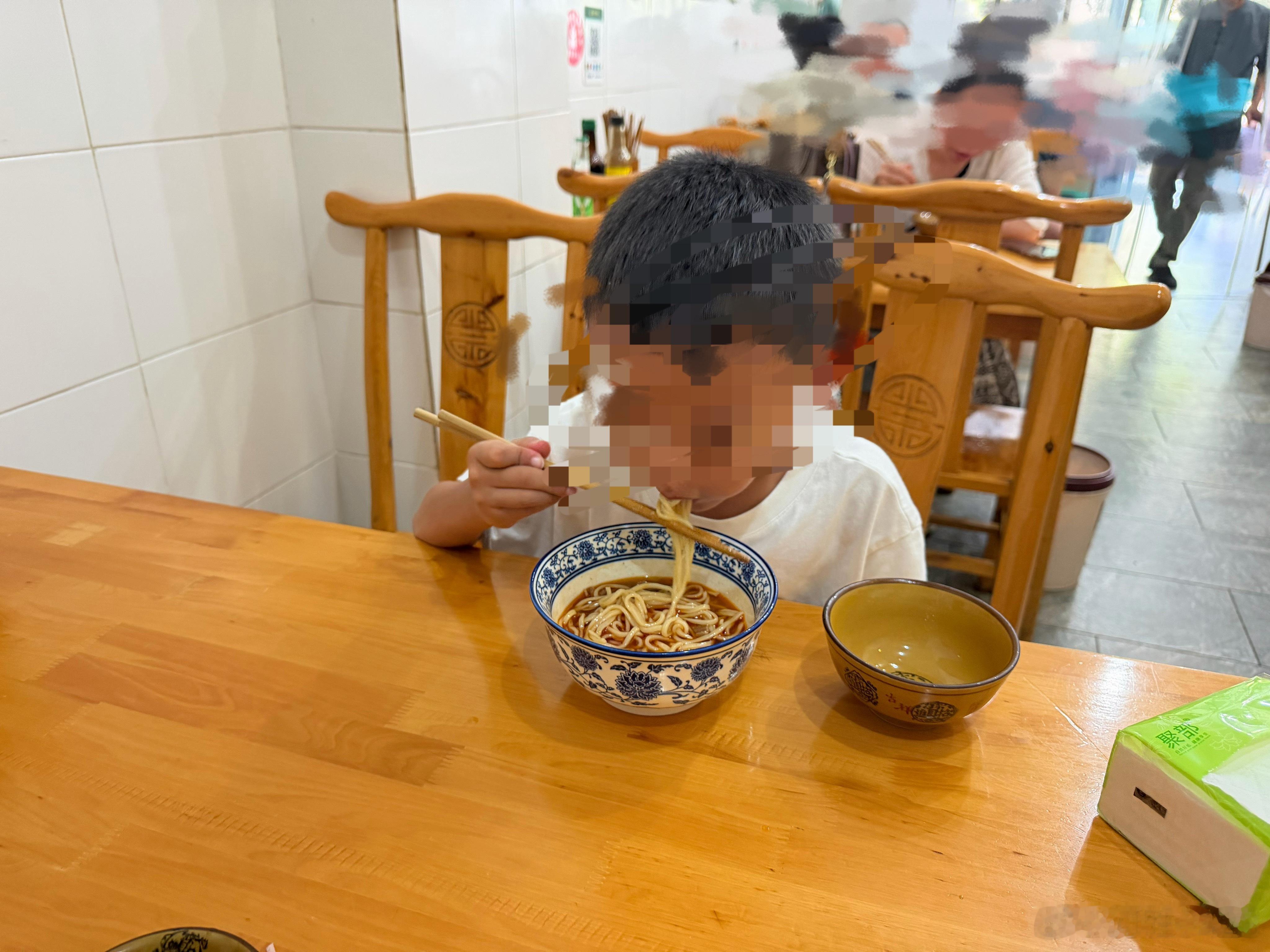 早上吃面，旁边坐了一小朋友，问果子姐，你多大了，果子姐说14，你呢？我7岁了，小