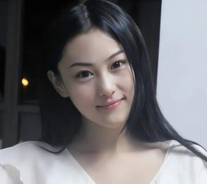 张馨予晒甜蜜合照纪念结婚7周年，何捷男友力爆棚，将妻子高高举起 ​​​