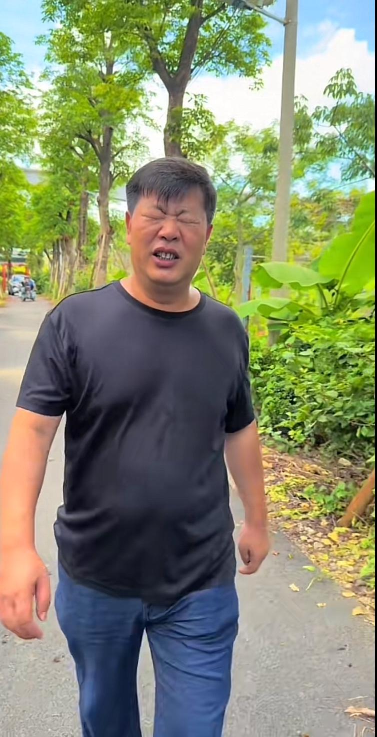 张大炮，有个坏毛病，就是说话的时候总爱挤眼睛，一分钟能挤上好几次，动作幅度还特别