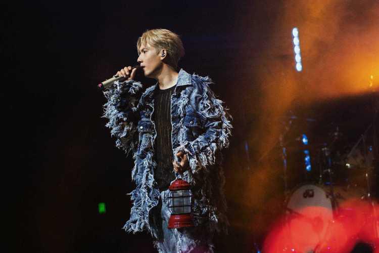 关智斌演唱会火力全开，舞台之上魅力四射！他不仅以动人歌声征服观众，更惊喜大秀肌肉