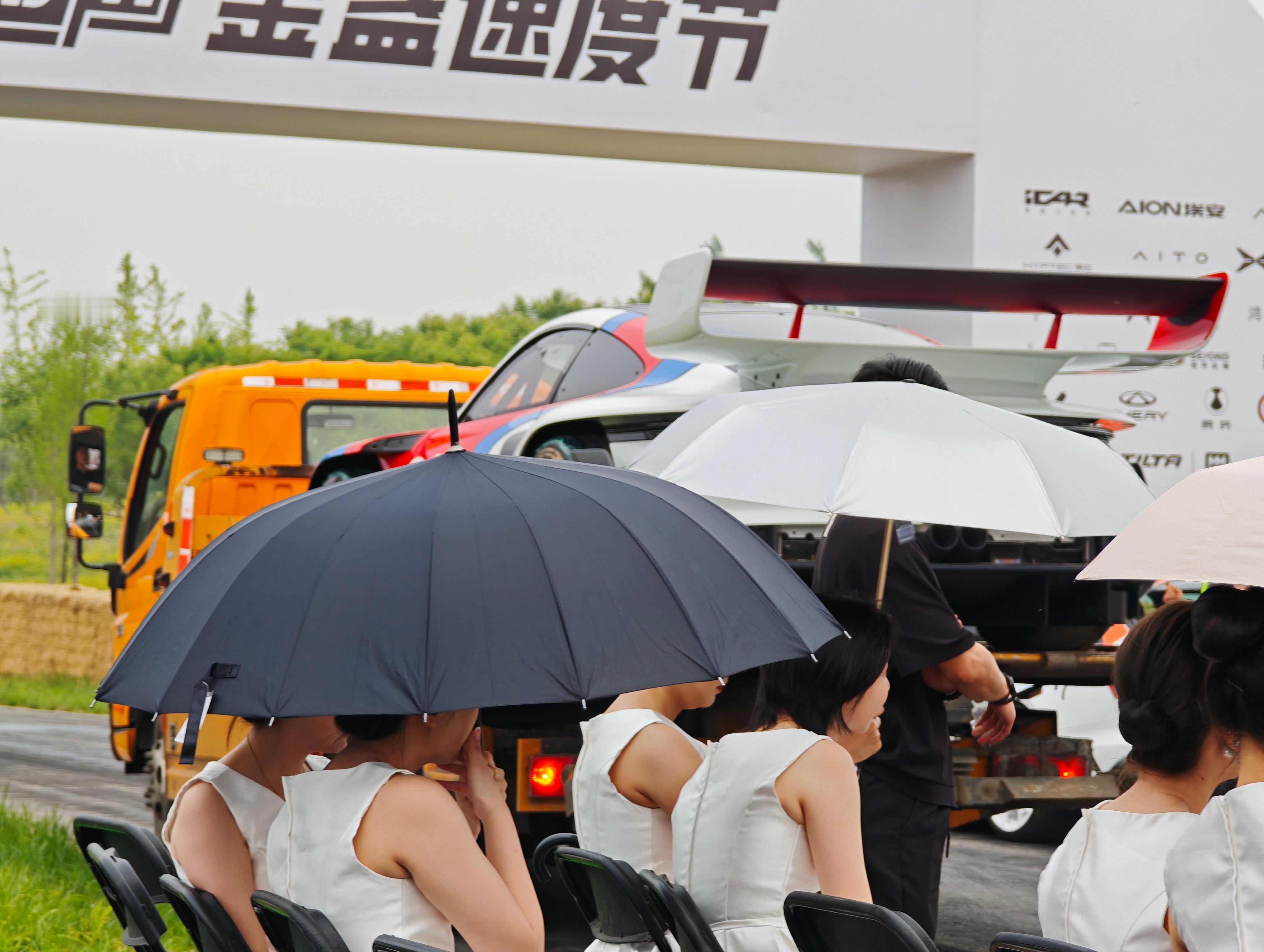 姑娘们 挡着我看车了[淡淡的][淡淡的][淡淡的]  ​​​