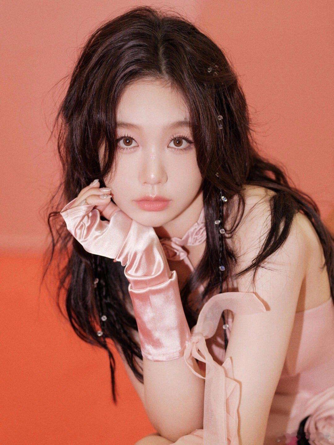 徐梦洁[超话]   “小彩虹”徐梦洁的大胆穿搭，肚兜背心浪漫充，徐梦洁清凉上阵，