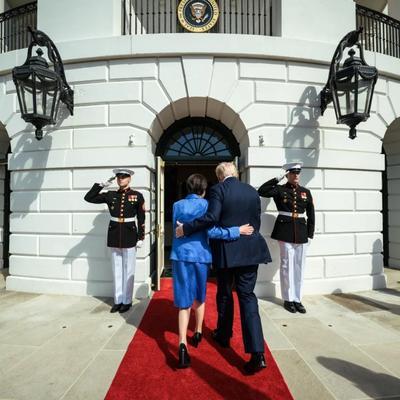 白宫美女发言人卡罗琳，发布了一张照片，特朗普和高市早苗互相搂着对方的腰，一起往白