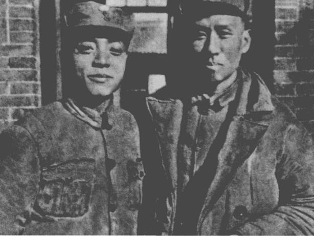 1938年初，刘少奇(右)与杨尚昆在华北敌后