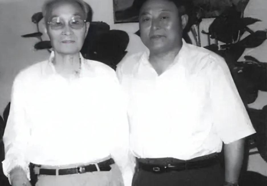 1987年，退伍老兵赵保群在家睡觉，干部人员突然上门，告诉他：别睡了，国防部长张