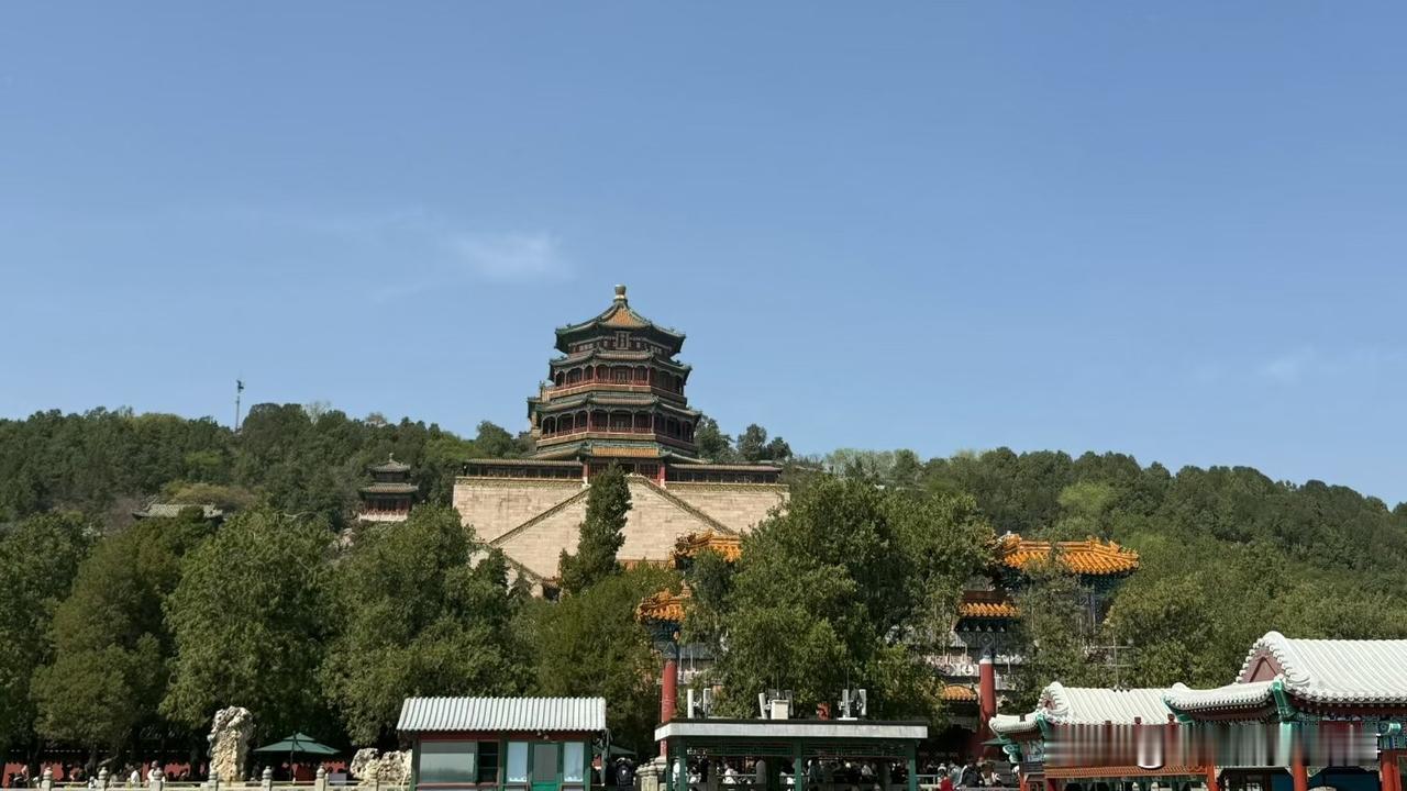 这个世界其实很割裂，在地球的另一边，炮火纷飞，有人在废墟里求生，有人在黑暗中等天